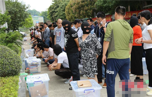 千余警力打击传销 抓368人现金遍地