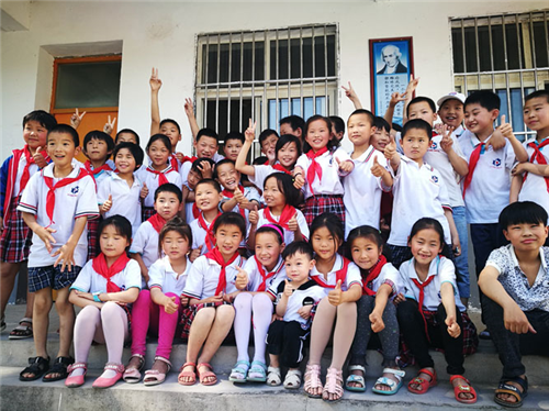 完美江苏分公司开展了“迎六一，献爱心”捐赠图书活动