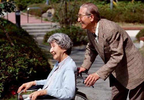 中国空巢和独居老人近1亿 养老业须补足短板