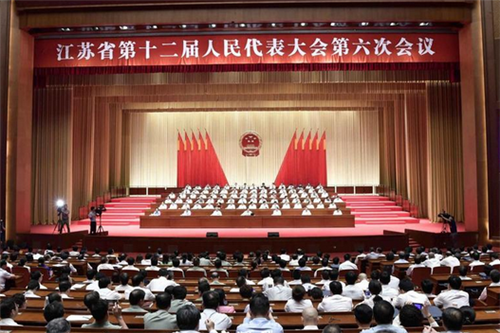 徐之伟在江苏省十二届人大六次会议上表示：隆力奇进一步践行发展实体产业为江苏经济的发展做贡献