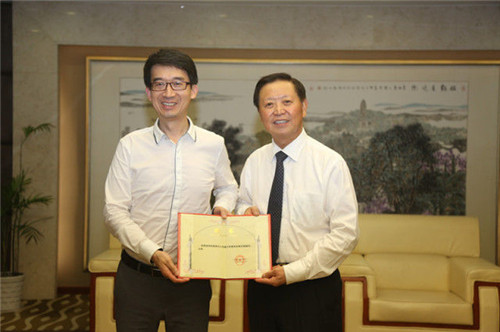 隆力奇聘请南京大学周凯教授为集团战略顾问