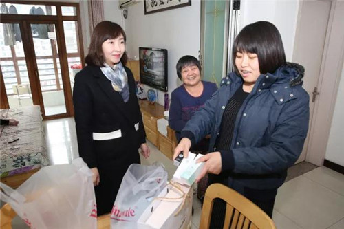 康婷浓浓关爱暖人心·温暖传递——慰问全国道德模范“三好女子”姜威威