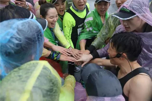 康宝莱伴厦马奔跑全程！风雨无阻，健康有爱！