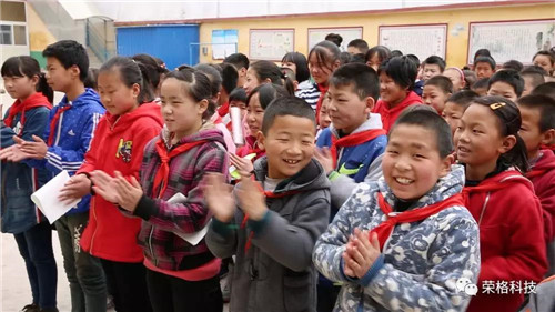 荣格走进河北邯郸涉县关防小学开展爱心助学活动