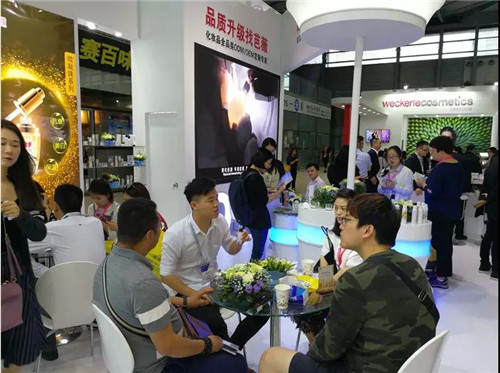 芭薇股份在上海成功举行《2018中国化妆品品质升级白皮书》发布会