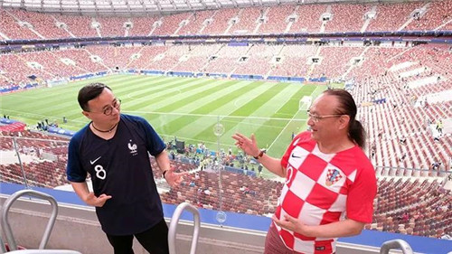 炎帝琼中女足球员牵手克罗地亚头号前锋曼朱基奇走上世界杯赛场