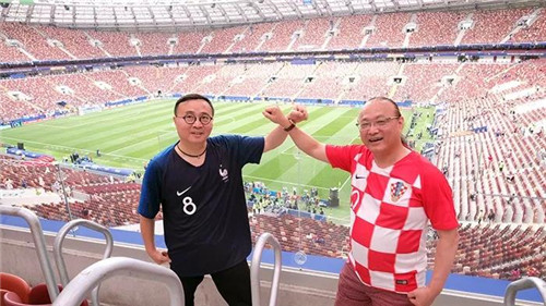 炎帝琼中女足球员牵手克罗地亚头号前锋曼朱基奇走上世界杯赛场