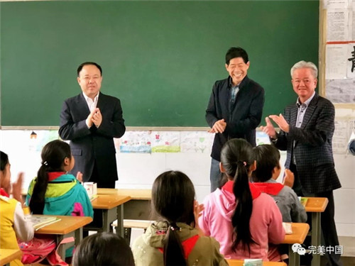 云南省昭通市两所完美希望小学正式揭牌