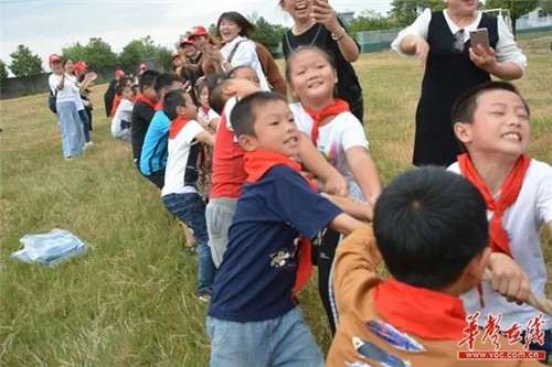 完美爱心志愿者走进黄山岗小学 为孩子们带来“中秋礼物”