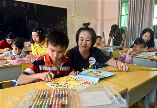 为爱出发 安利志愿者走进三亚东方红小学献爱心