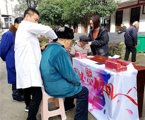 权健湖南分公司携手昊天体系来到湖南省道林敬老院为老人们送去温暖问候
