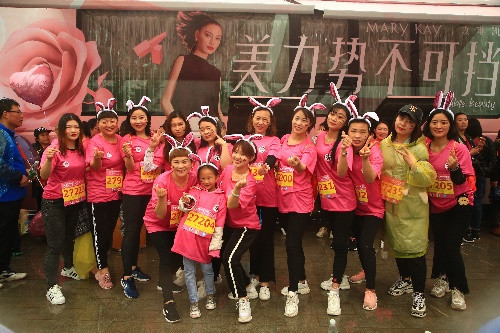 2019郑州国际女子马拉松雨中开跑 “玫琳凯粉跑团”沐雨激情奔跑