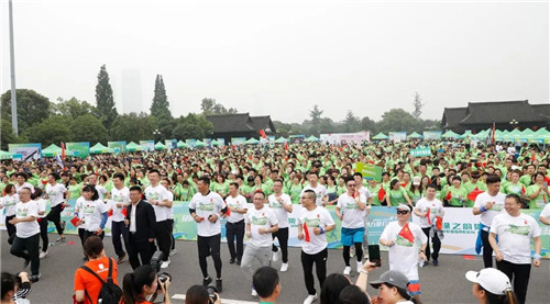 为爱奔跑·健康中国｜绿之韵集团“绿跑·她力量”公益计划（橘子洲站）举行