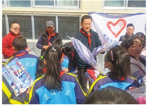 安利西藏分公司为贫困学生捐赠学习用品