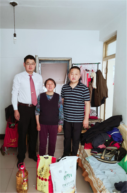 完美内蒙古分公司党支部联合创业社区慰问贫困居民