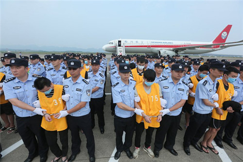 重庆破获特大跨国电信诈骗案，63名嫌疑人从柬埔寨被押回