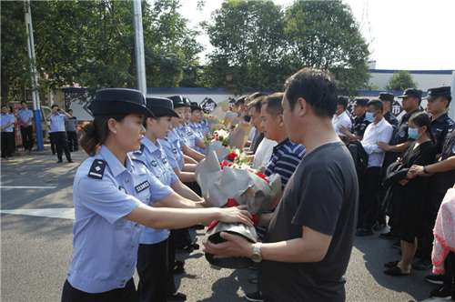 开封警方破获一起电信诈骗案 41名嫌疑人被押回