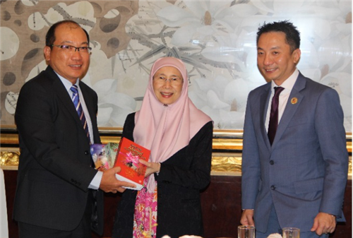 长青中国向马来西亚副总理赠送中国四大名著马来文译本