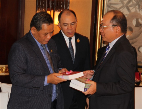 长青中国向马来西亚副总理赠送中国四大名著马来文译本
