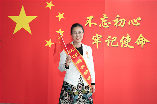 安惠公司陆汉萍参加全国总工会文工团走进南通慰问活动