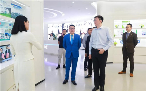 五粮液集团江苏营销战区总经理薛源来访绿叶洽谈战略合作