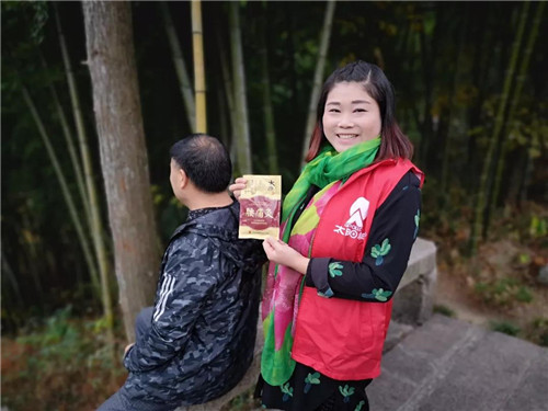 太阳神“关爱挑山工活动在安徽黄山顺利举行