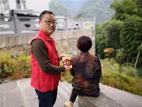 太阳神“关爱挑山工活动在安徽黄山顺利举行