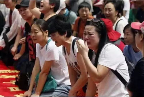 680名中国人涉诈骗在大马被捕 中国受害人跪地哭诉：还我血汗钱