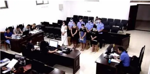 南充“斑美拉”传销案开庭 四女子站上被告席