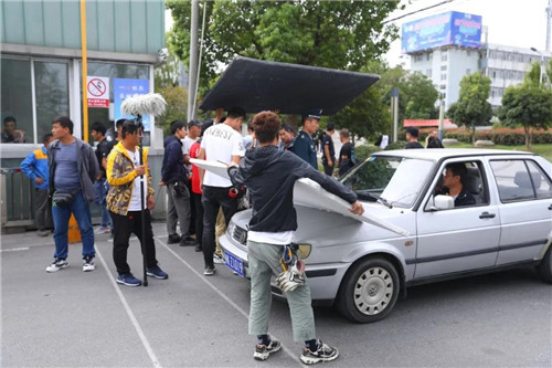 《谁是凶手携主<strong>家居用品地毯 极优秀</strong>凶手》剧组携主演肖央、董子健在隆力奇拍摄