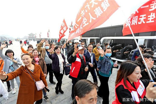 三秦都市报“喜迎十四运健康无限极”城墙健步走活动成功举行