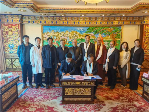 金诃藏药艾措千出席青海大学藏医学院与北京藏医院战略合作签约仪式